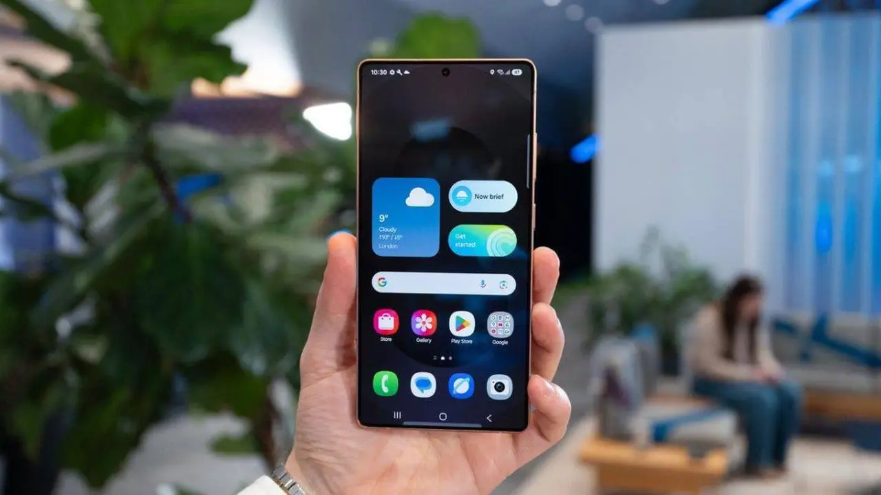 ما سر شكاوى مستخدمي هاتف S26 Ultra من ألم العين المستمر؟